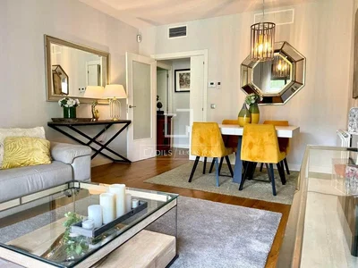 Mutfak; mutfak aletleri, ahşap zemin, doğal ışık, modern stil