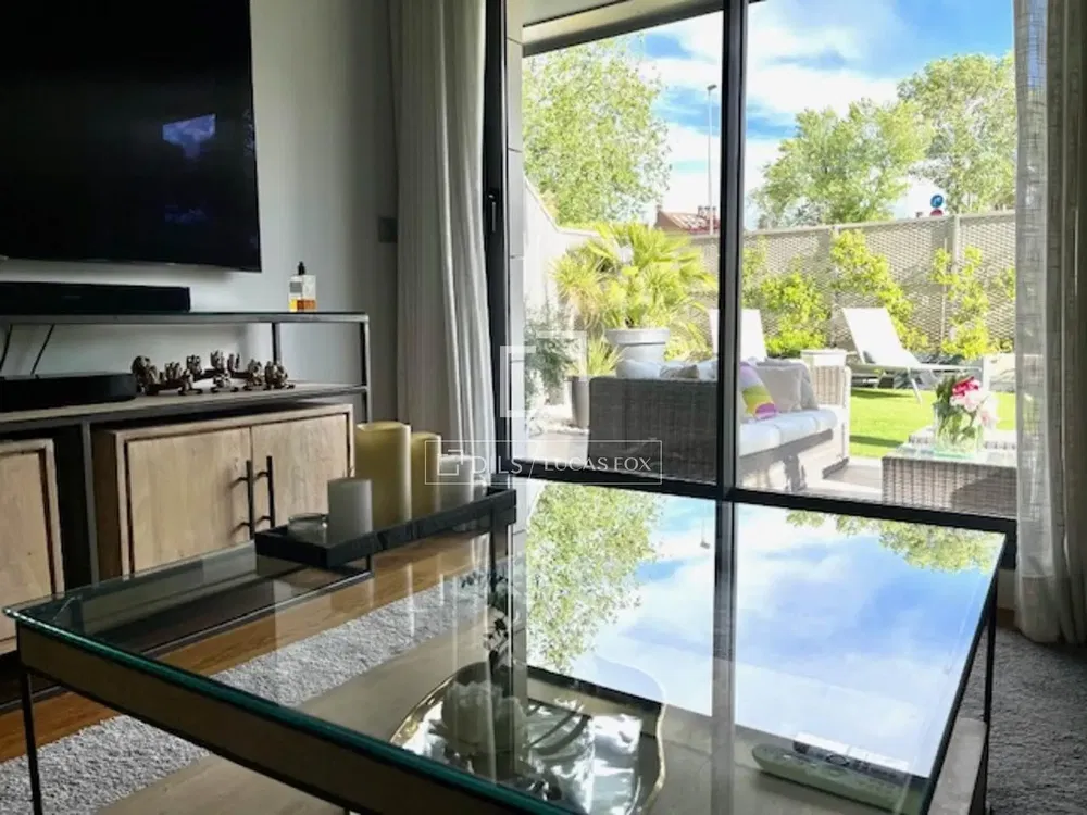 Cuisine; électroménager, parquet, lumière naturelle, style moderne