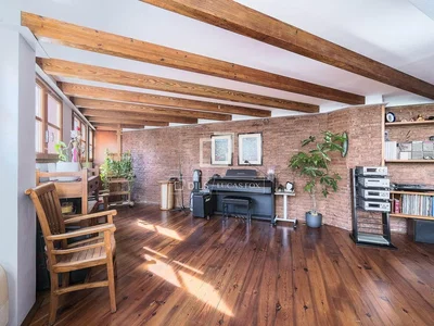 Mutfak; mutfak aletleri, ahşap zemin, doğal ışık, modern stil