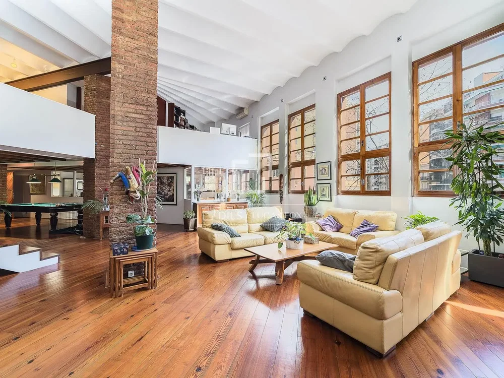 Mutfak; mutfak aletleri, ahşap zemin, doğal ışık, modern stil