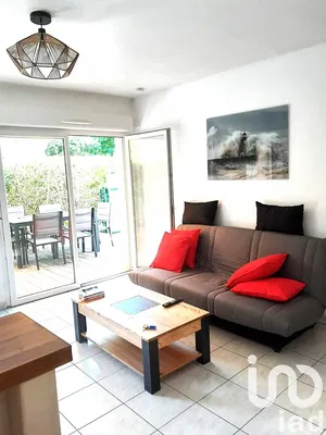 Cocina; electrodomésticos, suelo de madera, luz natural, estilo moderno