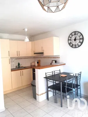 Salón; suelo de madera, luz natural, estilo moderno