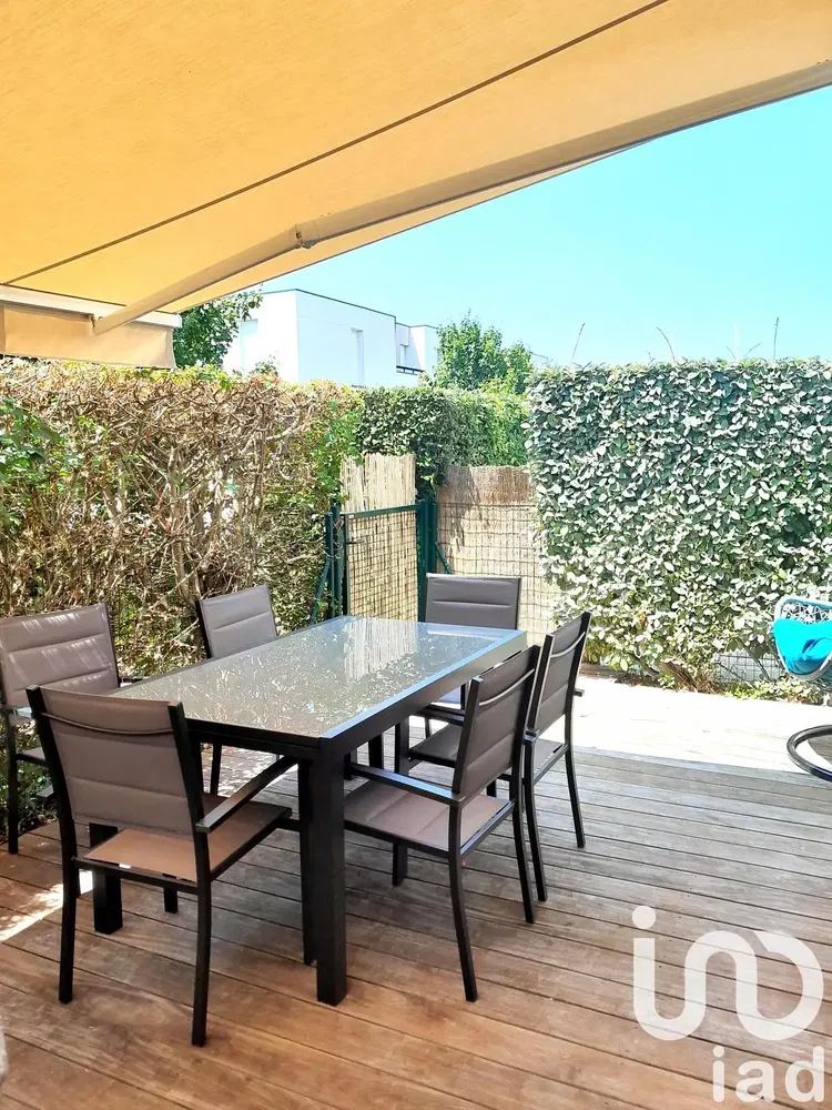 Cocina; electrodomésticos, suelo de madera, luz natural, estilo moderno