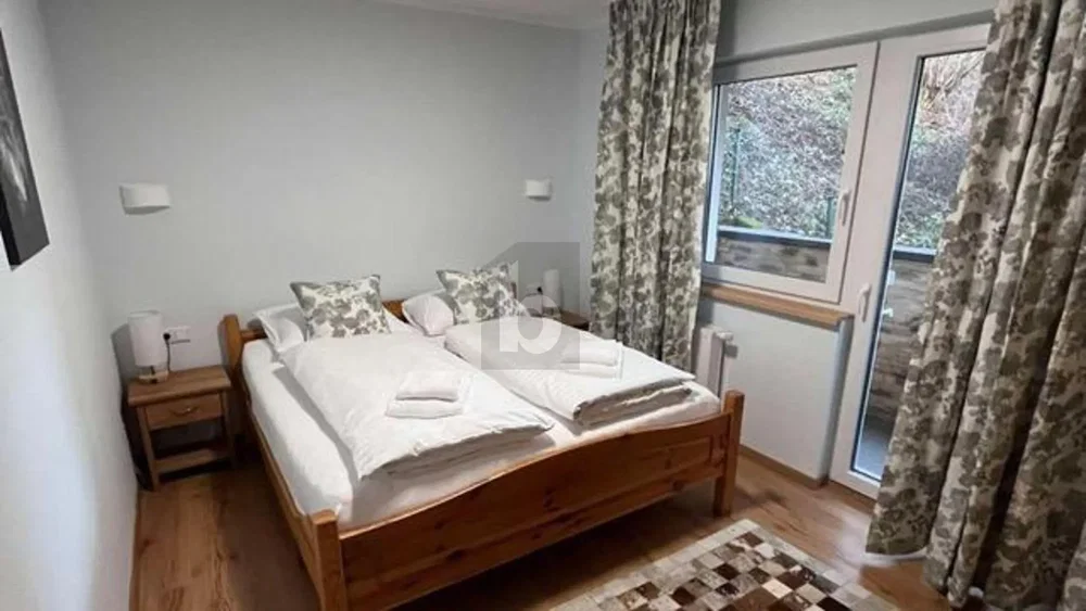 Küche; küchengeräte, holzboden, tageslicht, moderner stil