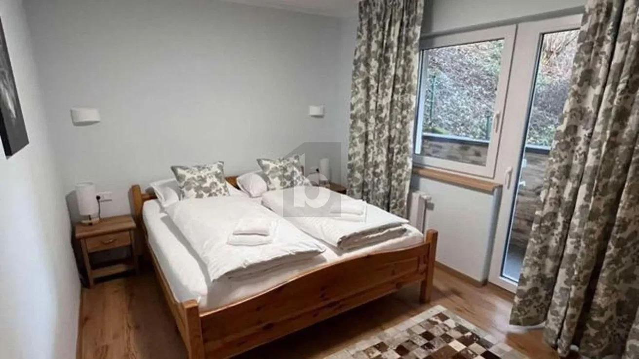 Küche; küchengeräte, holzboden, tageslicht, moderner stil