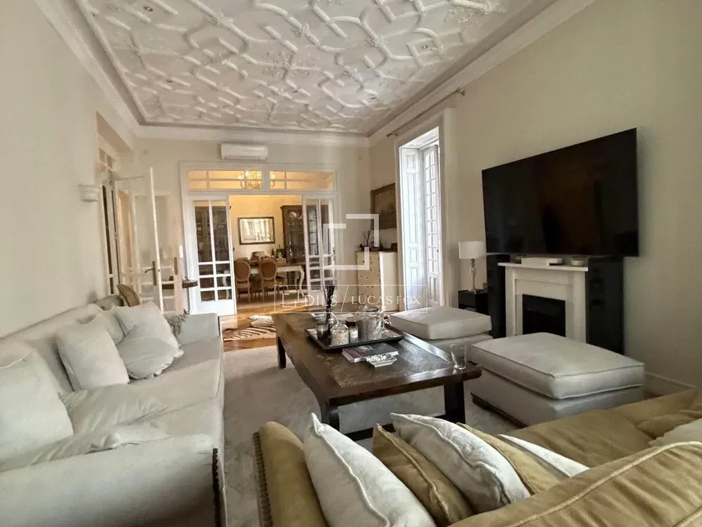 Kuchyně; kuchyňské spotřebiče, dřevěná podlaha, přirozené světlo, moderní styl