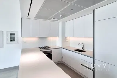 Küche; küchengeräte, holzboden, tageslicht, moderner stil