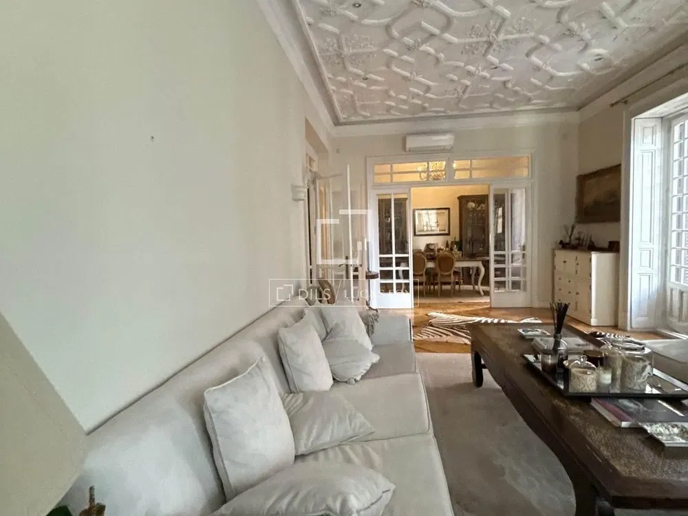 Kuhinja; kućanski aparati, drveni pod, prirodna svjetlost, moderan stil