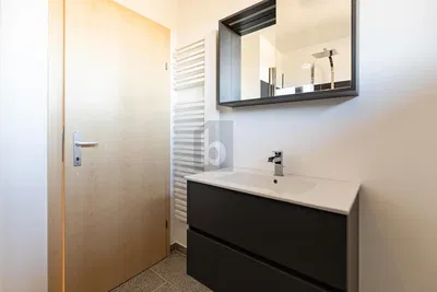 Kuchnia; sprzęt kuchenny, podłoga drewniana, światło dzienne, styl nowoczesny