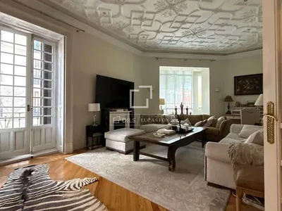 Kuhinja; kućanski aparati, drveni pod, prirodna svjetlost, moderan stil