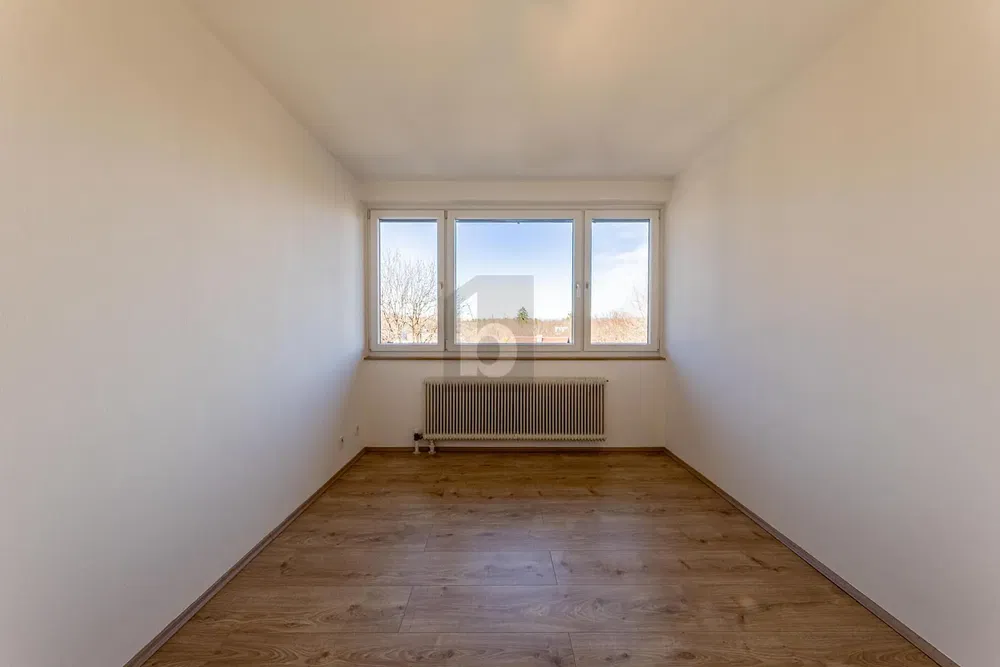 Salon; podłoga drewniana, światło dzienne, styl nowoczesny