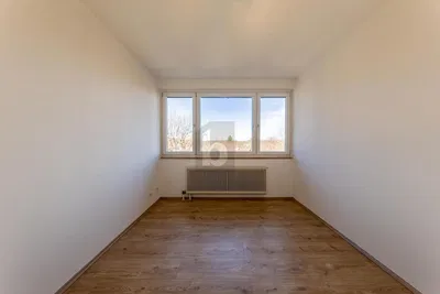 Salon; podłoga drewniana, światło dzienne, styl nowoczesny