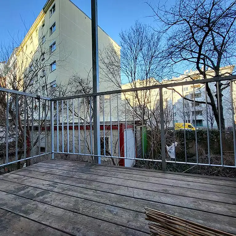 Keuken; keukenapparatuur, houten vloer, natuurlijk licht, moderne stijl