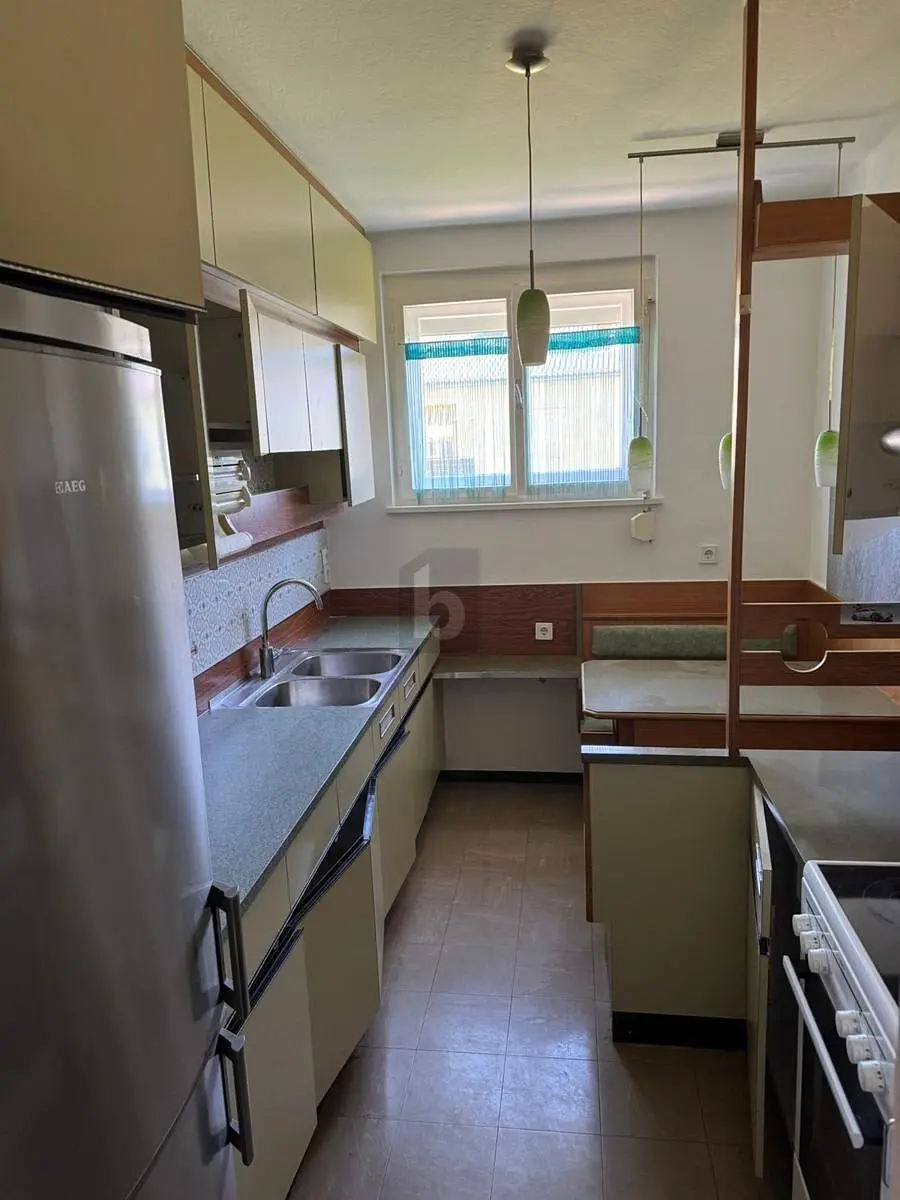 Cuisine; électroménager, parquet, lumière naturelle, style moderne