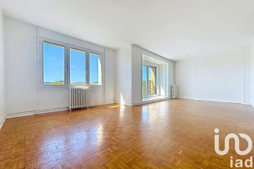 Cuisine; électroménager, parquet, lumière naturelle, style moderne