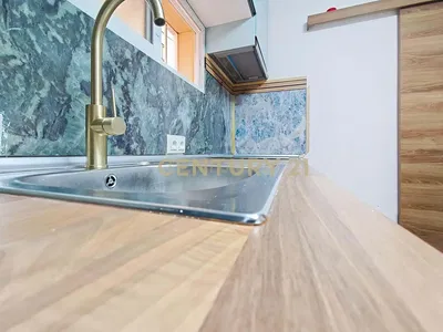 Kuchyně; kuchyňské spotřebiče, dřevěná podlaha, přirozené světlo, moderní styl