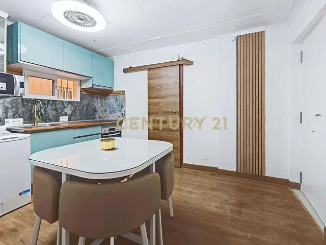 Salon; parquet, lumière naturelle, style moderne