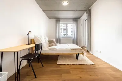 Kuchyně; kuchyňské spotřebiče, dřevěná podlaha, přirozené světlo, moderní styl