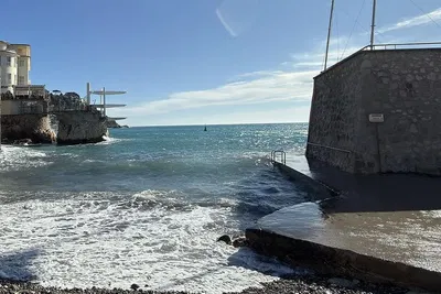 Σαλόνι; ξύλινο πάτωμα, φυσικό φως, μοντέρνο στυλ