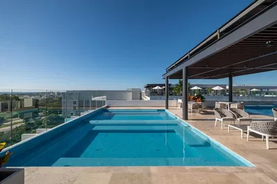 Salon; parquet, lumière naturelle, style moderne