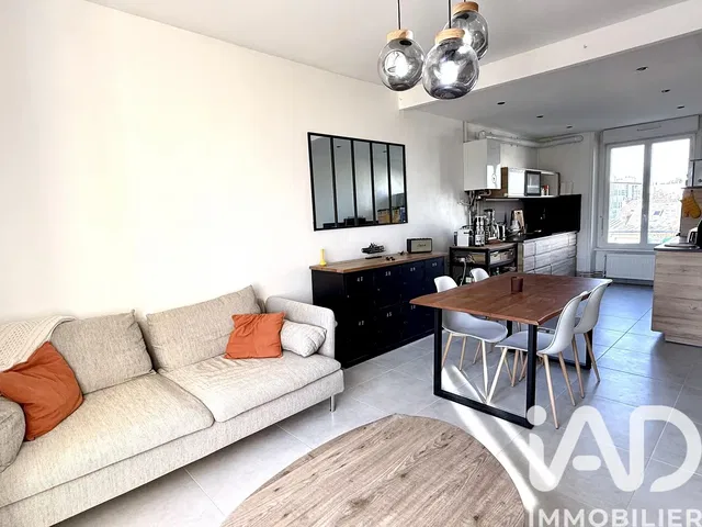 Κουζίνα; συσκευές κουζίνας, ξύλινο πάτωμα, φυσικό φως, μοντέρνο στυλ