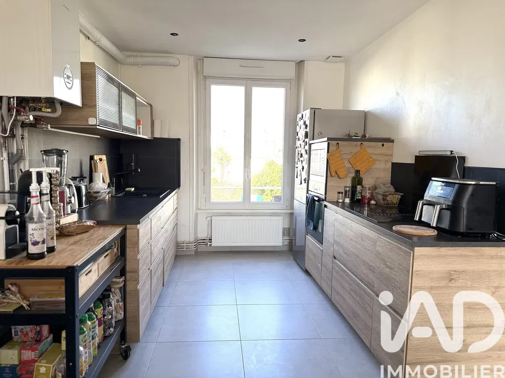 Cuisine; électroménager, parquet, lumière naturelle, style moderne