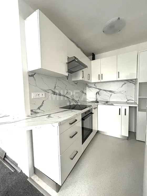 Küche; küchengeräte, holzboden, tageslicht, moderner stil