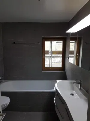 Mutfak; mutfak aletleri, ahşap zemin, doğal ışık, modern stil