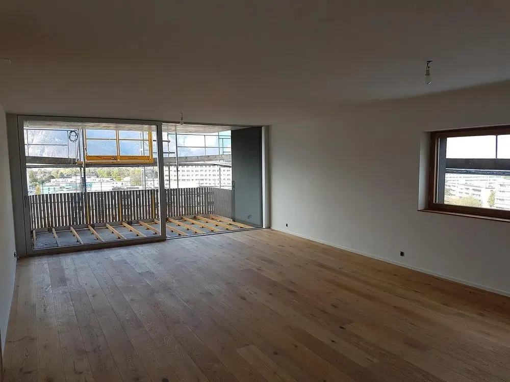 Mutfak; mutfak aletleri, ahşap zemin, doğal ışık, modern stil