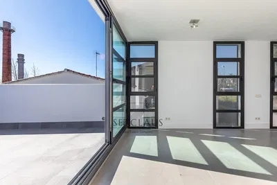 Cuisine; électroménager, parquet, lumière naturelle, style moderne