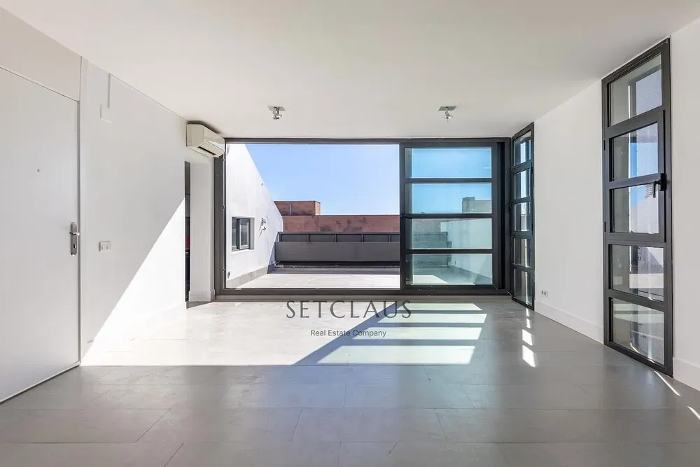 Cuisine; électroménager, parquet, lumière naturelle, style moderne