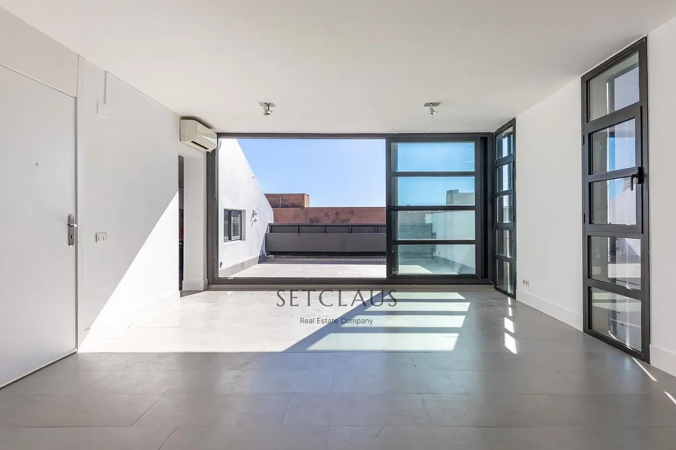 Cuisine; électroménager, parquet, lumière naturelle, style moderne