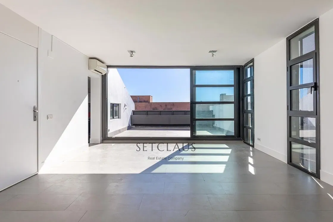 Cuisine; électroménager, parquet, lumière naturelle, style moderne