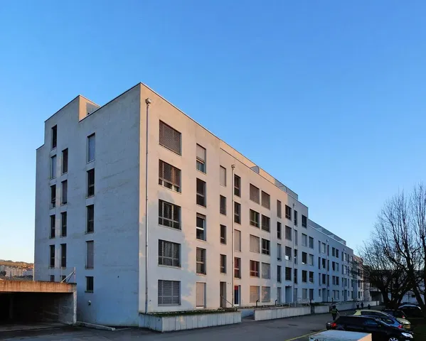 Kuchyně; kuchyňské spotřebiče, dřevěná podlaha, přirozené světlo, moderní styl