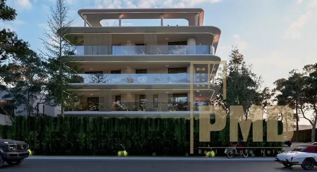 Kuchyně; kuchyňské spotřebiče, dřevěná podlaha, přirozené světlo, moderní styl