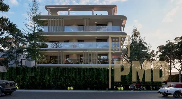 Cozinha; eletrodomésticos, chão de madeira, luz natural, estilo moderno