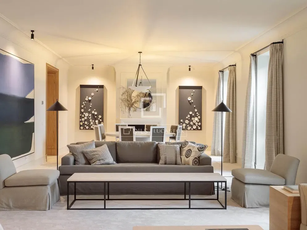 Kuhinja; kućanski aparati, drveni pod, prirodna svjetlost, moderan stil