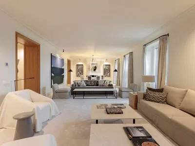 Kuhinja; kućanski aparati, drveni pod, prirodna svjetlost, moderan stil