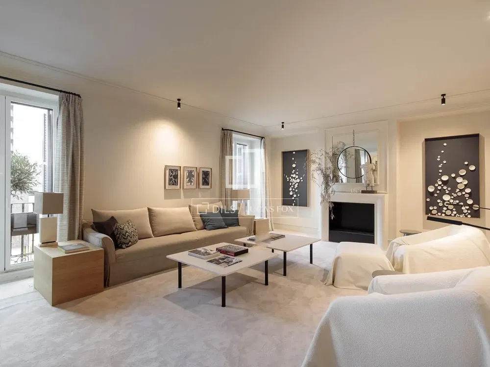 Kuhinja; kućanski aparati, drveni pod, prirodna svjetlost, moderan stil