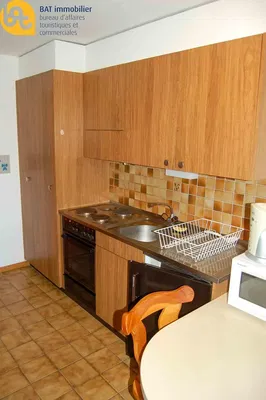 Kuchyně; kuchyňské spotřebiče, dřevěná podlaha, přirozené světlo, moderní styl