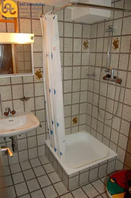 Kuchyně; kuchyňské spotřebiče, dřevěná podlaha, přirozené světlo, moderní styl