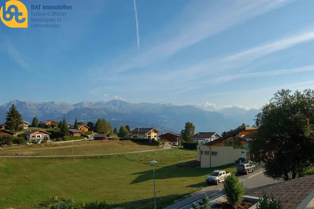 Kuchyně; kuchyňské spotřebiče, dřevěná podlaha, přirozené světlo, moderní styl