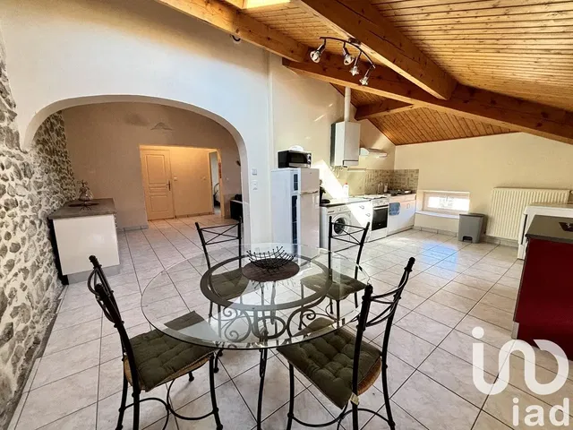 Σαλόνι; ξύλινο πάτωμα, φυσικό φως, μοντέρνο στυλ