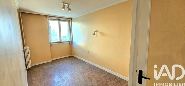 Salon; podłoga drewniana, światło dzienne, styl nowoczesny