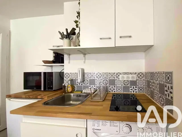 Кухиња; кухињски апарати, дрвени под, природно светло, модерни стил