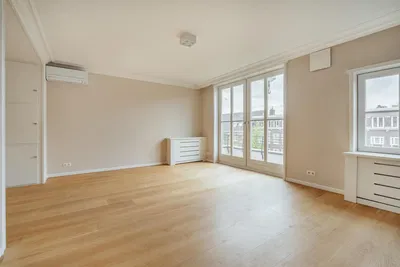 Cuisine; électroménager, parquet, lumière naturelle, style moderne