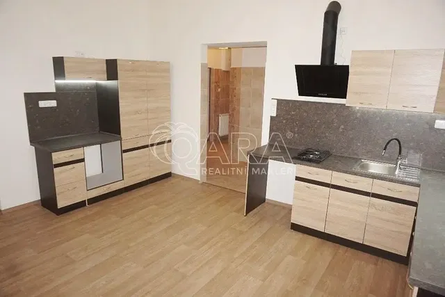 Salón; suelo de madera, luz natural, estilo moderno