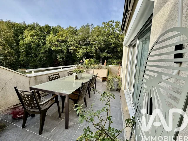 Κουζίνα; συσκευές κουζίνας, ξύλινο πάτωμα, φυσικό φως, μοντέρνο στυλ