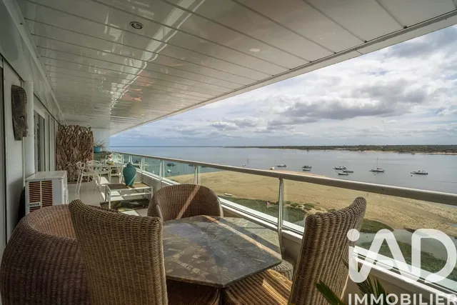 Κουζίνα; συσκευές κουζίνας, ξύλινο πάτωμα, φυσικό φως, μοντέρνο στυλ