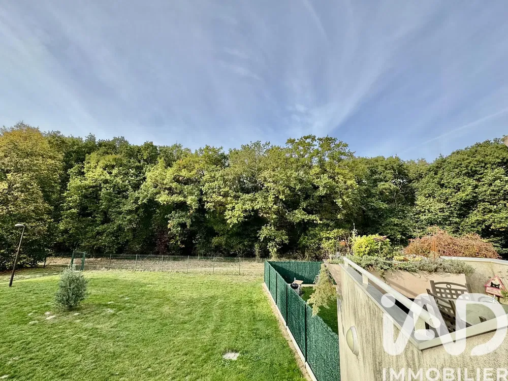 Κουζίνα; συσκευές κουζίνας, ξύλινο πάτωμα, φυσικό φως, μοντέρνο στυλ